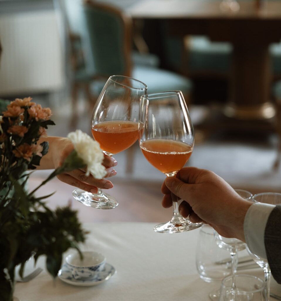 Två glas som skålar vid bordet på Westsura Herrgård