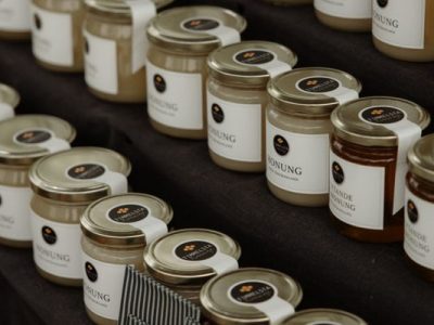 Timmelsta_honung_westsura_herrgård_höstmarknad lokal honung på westsuras höstmarknad i spetember
